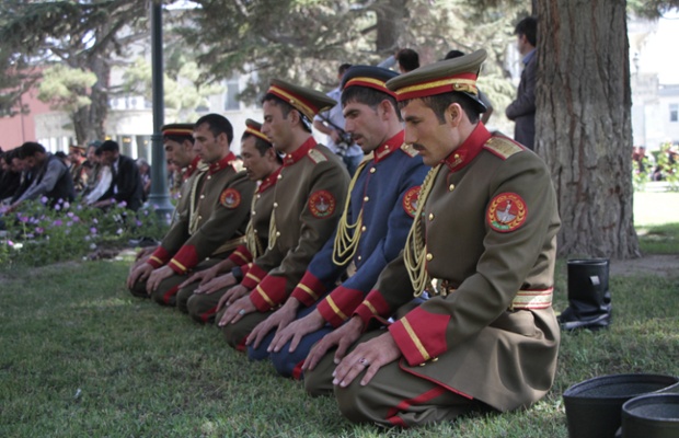 Pengawal presiden Afganistan sembahyang di halaman istana, Kabul. | Foto: Hedayatullah Amid/EPA