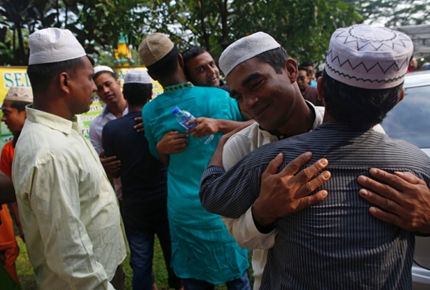 Pekerja asal Bangladesh berlebaran di Masjid Pertempatan Melayu Sembawang, Singapura | Foto: Edgar Su/Reuters