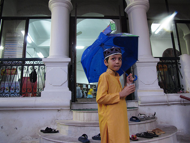 Seorang anak berdiri di depan sebuah masjid di Vietnam | Associated Press