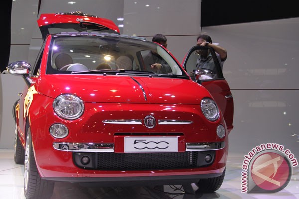 ilustrasi PT Garasindo Inter Global (Chrysler Indonesia) menghadirkan Fiat 500 yang tersedia dalam dua pilihan, 500 C Convertible dan 500 Sunroof di ajang pameran Indonesia International Motor Show (IIMS) 2013 (ANTARA News/Luki Satrio)