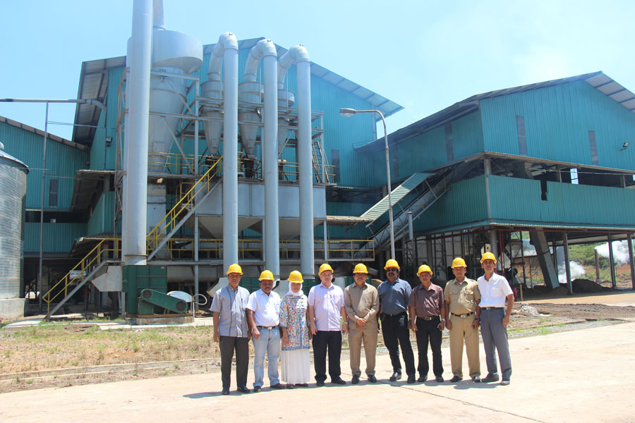 Foto bersama di depan pabrik CPO. (Istimewa)