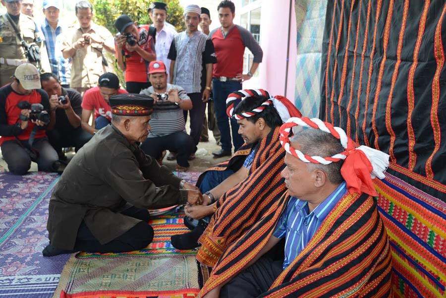 Di Aceh Timur, Mualem Dipeusijuek Adat Gayo