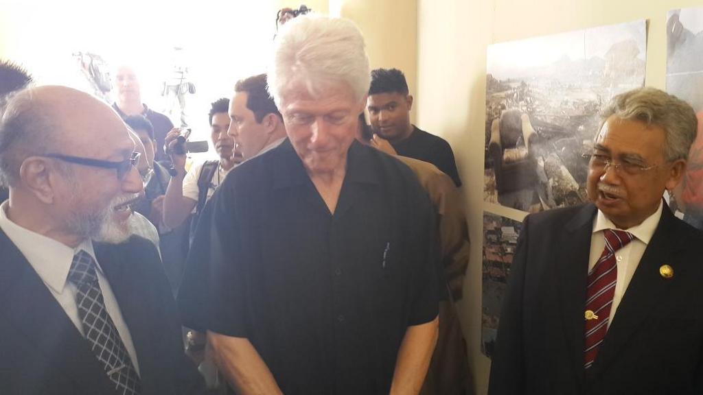 Tiba di Aceh, Bill Clinton Disambut Gubernur dan Wali Nanggroe