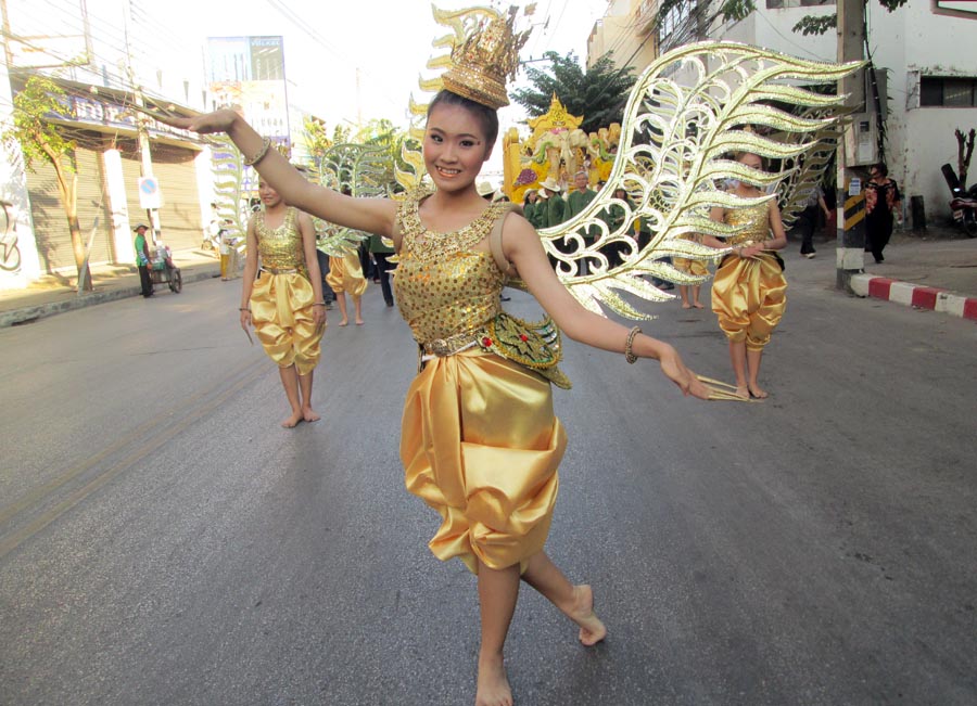 Seorang peserta Festival Bunga Chiang Mai berpose saat dijepret