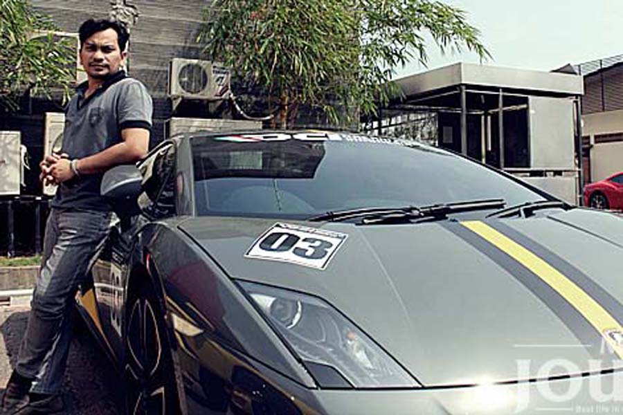 Tompi bersama Lamborghini miliknya | Foto: mensjourneyid.com