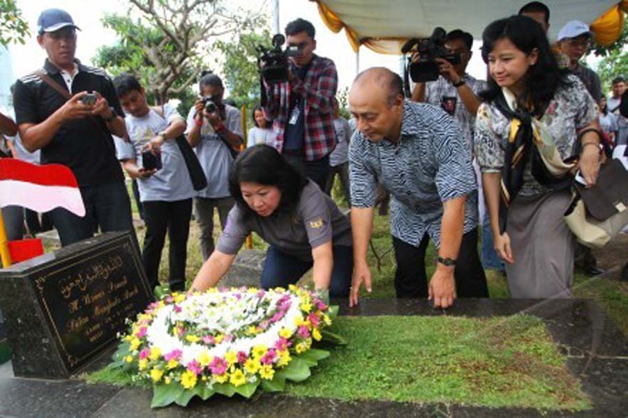 Menteri Pariwisata dan Ekonomi Kreatif Mari Elka Pangestu (kiri) meletakan karangan bunga di dampingi putra almarhum Usmar Ismail | Foto: ANTARA