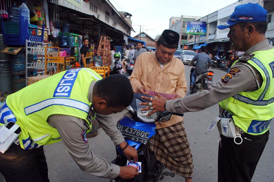 Polisi melakukan razia di Aceh Utara. @Zulkifli Anwar/atjehpost.co