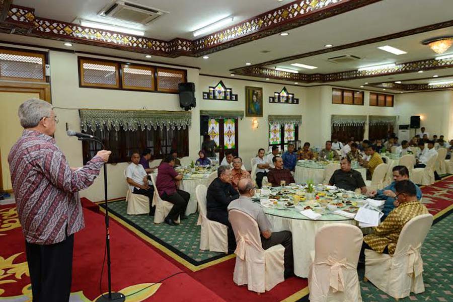 Gubernur Aceh Zaini Abdullah bahas kondisi terkini menjelang Pemilu legislatif 2014, di Meuligoe Aceh, Jum’at, 4 April 2014 | Foto: Humas Pemerintah Aceh