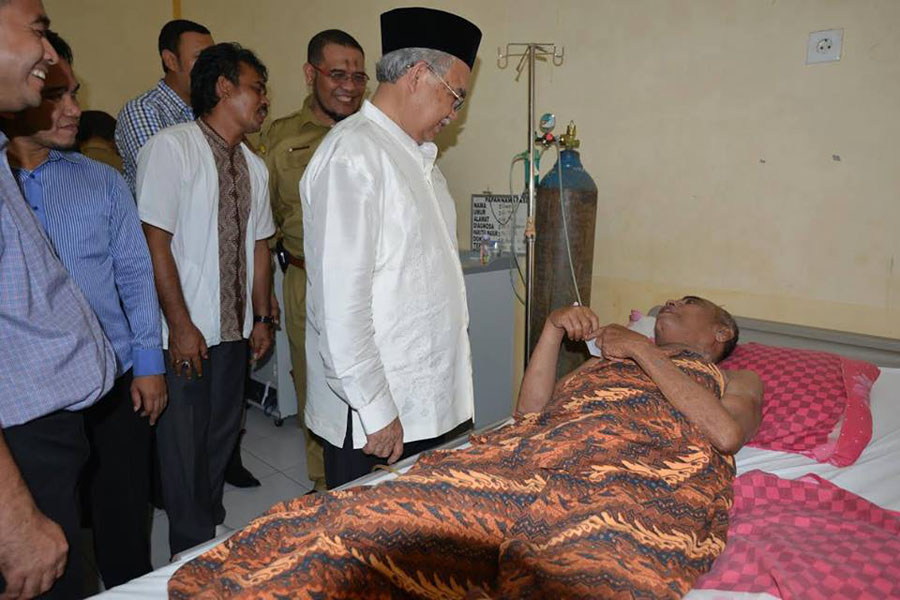 Foto Gubernur Kunjungi dan Santuni Pasien RSUD Pidie