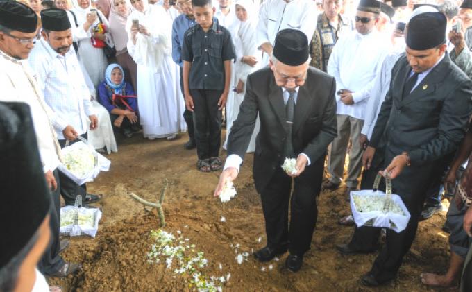 Mawardy Dianugerahi Gelar Bapak Pembangunan