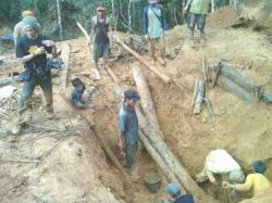 Petambang membawa batu mengandung bijih emas dari Gunong Ujeuen, Kecamatan Krueng Sabee, Aceh Jaya. | SERAMBI/Anshar