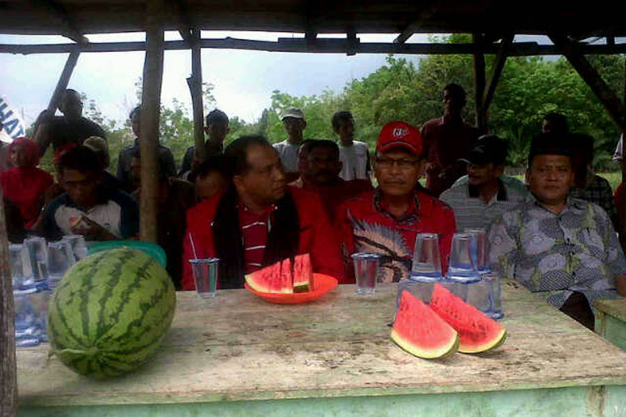 Abu Razak di kebun semangka. Foto Qahar/ATJEHPOSTcom