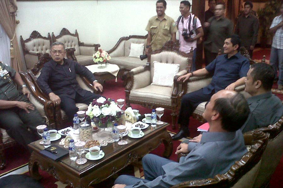 Ketua DPRA Hasbi Abdullah bersama Gubernur Zaini Abdullah bertemu dengan Waka BIN Marsda TNI Maroef Sjamsoeddin di Meuligoe, Kamis, 3 April 2014 | Foto: Masrizal/atjehpost.com