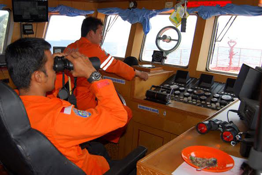 Petugas SAR Banda Aceh sedang mencari pesawat Malaysia Airlines MH 370 yang diduga jatuh di perairan Aceh | Foto: Heri Juanda/atjehpost.com