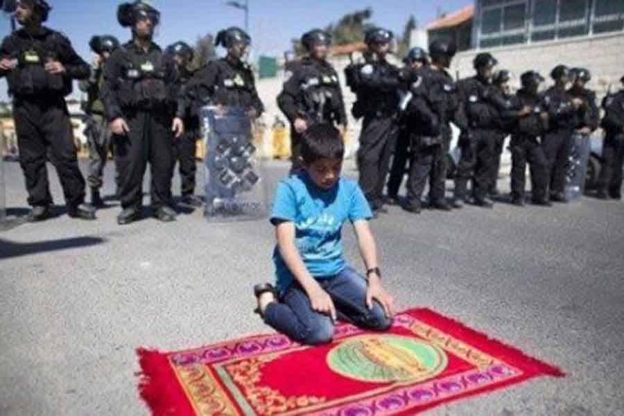 Heboh Foto Bocah Laki-laki Shalat Membelakangi Tentara Israel