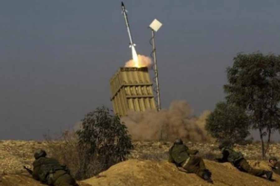 Tentara Israel berlindung saat Iron Dome diluncurkan untuk menghalau roket Hamas. @nationalgeographic.co.id