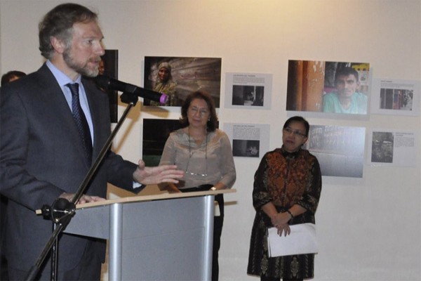 Duta Besar RI di Spanyol, Yuli Mumpuni (kanan), dalam pembukaan Pameran Foto Tsunami Aceh 2004 di Museum Nasional Arkeologi Spanyol yang dibuka Dirjen Seni, Aset Budaya, Arsip dan Perpustakaan, Kementerian Pendidikan, Kebudayaan dan Olahraga Spanyol, Migu