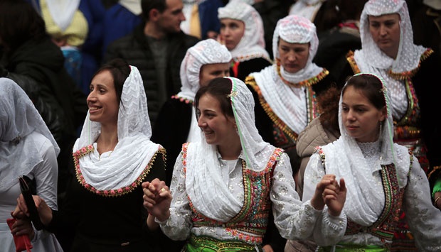 Sejumlah wanita Muslim Bulgaria menari saat mengikuti adat pernikahan di Ribnovo (200 Km dari ibukota Sofia), Bulgaria (23/2. (AP Photo/Valentina Petrova)