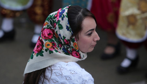 Seorang wanita Muslim Bulgaria saat menari di adat pernikahan di desa Rhodope, Ribnovo, Bulgaria (23/2). (AP Photo/Valentina Petrova)