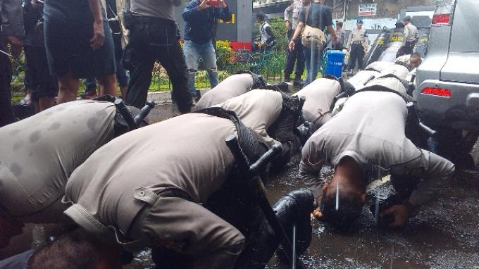 Polisi sujud syukur. Foto Tempo