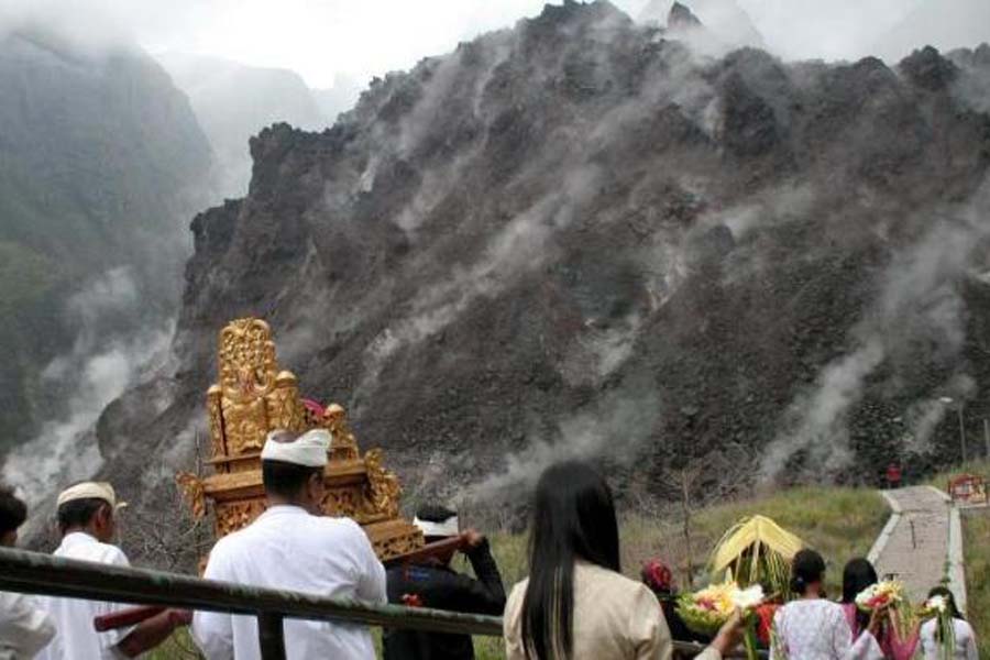 Ratusan Umat Hindu melakukan ritual larung sesaji di kubah lava Gunung Kelud, Kediri, Jawa Timur, beberapa waktu lalu. Larung diyakini sebagai penjaga keharmonisan warga dan alam. @viva