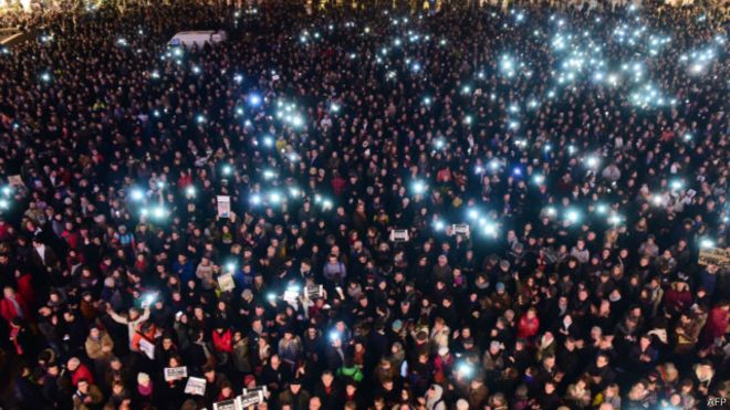 Warga Perancis turun ke jalan memprotes penyerangan Charlie Habdo | Foto via BBC 