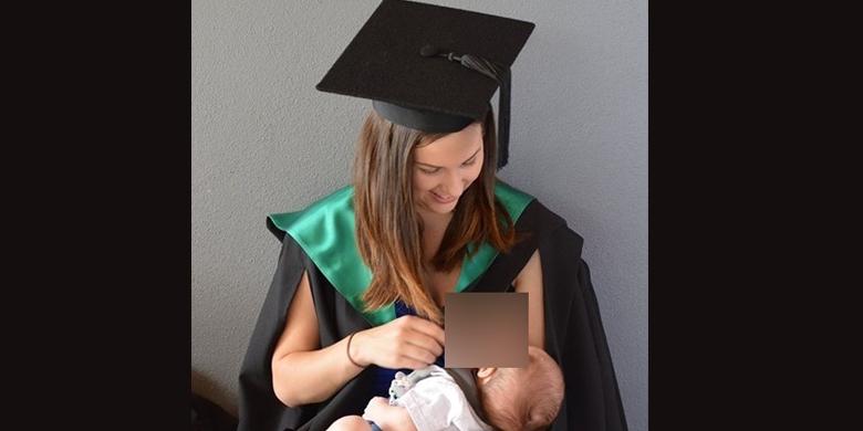 Foto menyusui saat wisuda yang menjadi populer di Facebook. | kompas.com (RADIOAUSTRALIA.NET.AU)