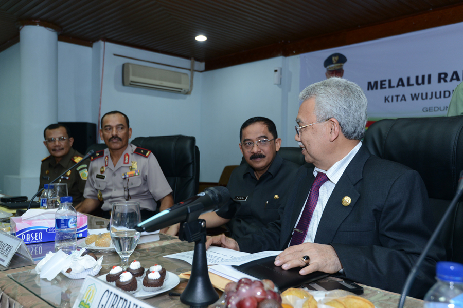 Gubernur Zaini saat memimpin rapat Forkopimda di Aula Serbaguna Pemerintah Aceh | Foto: Humas Pemerintah Aceh