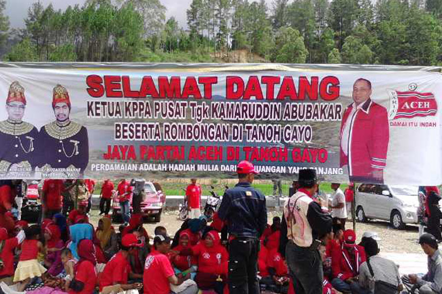 Massa pendukung PA dan spanduk selamat datang kepada Ketua KPPA Pusat di Aceh Tengah. Foto Istimewa