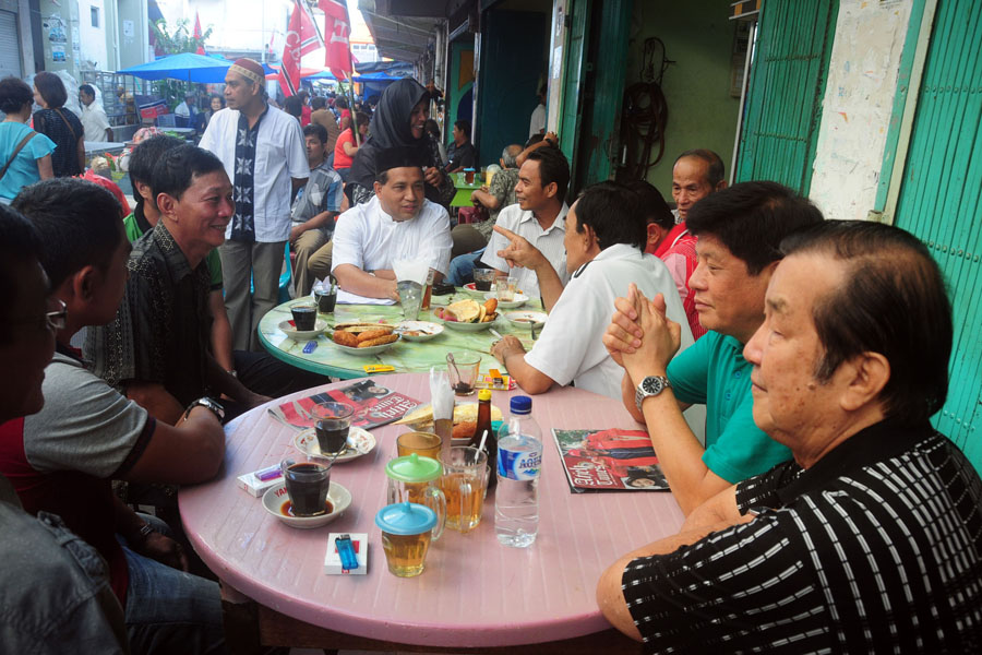 Ketua KPPA Pusat Abu Razak ngopi bersama kominitas China Aceh di Peunayong beberapa waktu lalu | Foto: Qahar Muzakar/The Atjeh Times