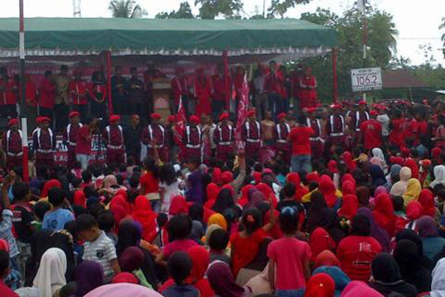 Massa pendukung Partai Aceh di Lapangan Upacara Jeunieb | Foto: Ist