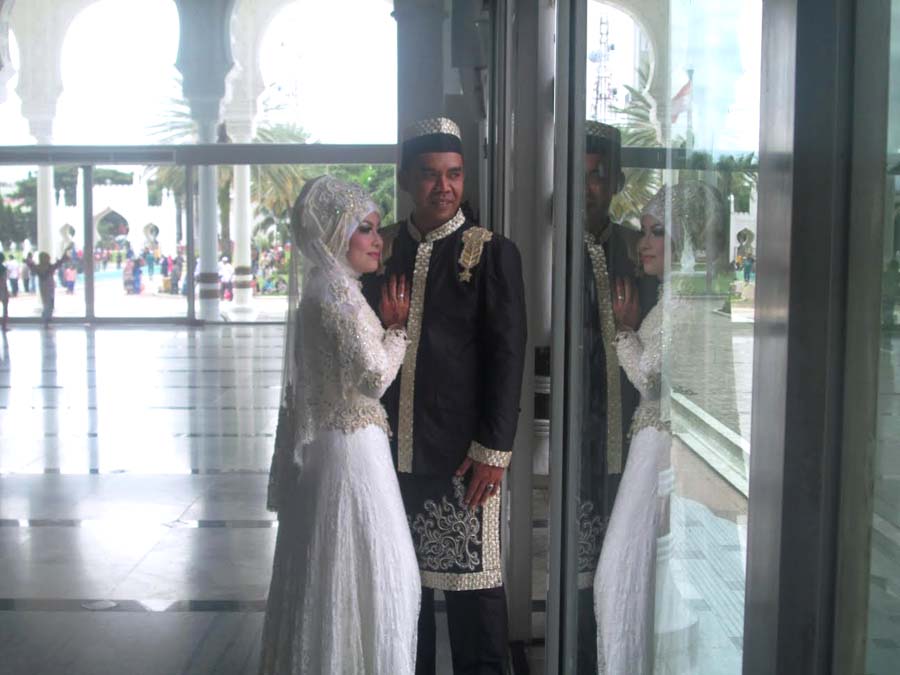 Ermiadi dan istri usai ijab kabul di Masjid Raya Baiturrahman, 21 September 2014