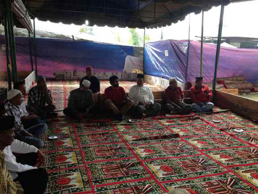 Mualem dan rombongan duduk lesehan di rumah duka