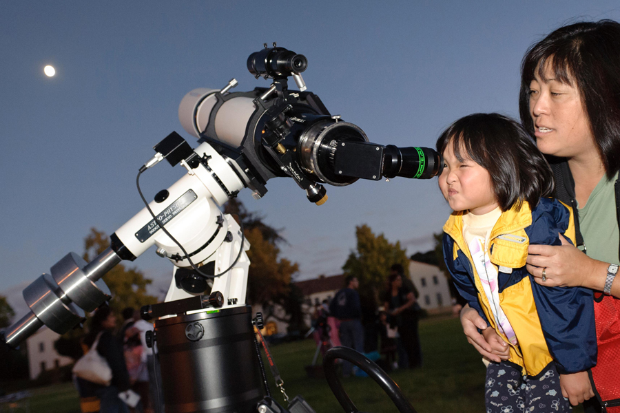 Astrolovers Aceh Ramaikan Malam Meneropong Bulan Internasional 2014